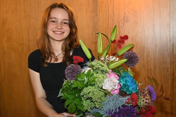 Nora Falk, 15 Jahre alt, als Nürnberger Christkind, feierlich in traditioneller Kleidung abgebildet.