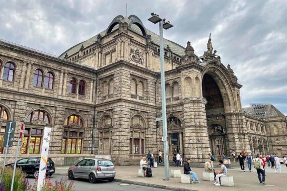 Nürnberger Hauptbahnhof mit Sicherheitsmaßnahmen und Anwohnergesprächen für Sauberkeit und Sicherheit.