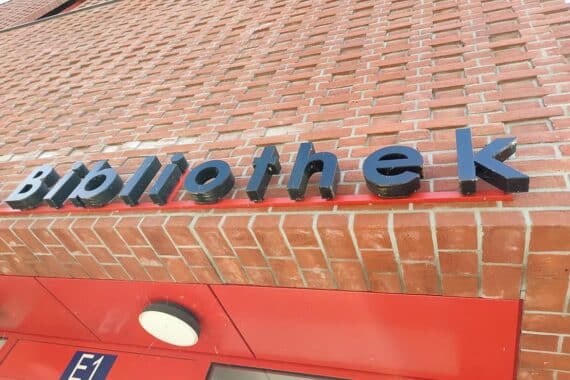 Bibliothek mit Bücherregalen, symbolisiert Meinungsfreiheit und ungehinderte Informationszugänge für Leser.