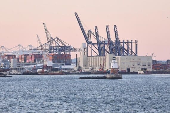 Industrieanlagen mit Blick auf wirtschaftliche Unsicherheiten und Zollstreit zwischen USA und EU.