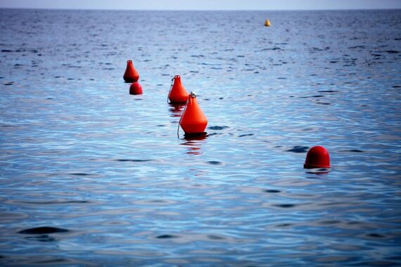 Ölverschmutzte Strände mit Bojen und Umweltschutzprotesten nach Tankerunglück im Schwarzen Meer.