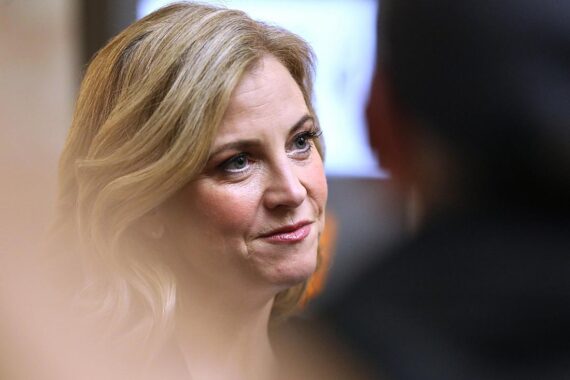 Beate Meinl-Reisinger spricht zu Gaza-Konflikt: Frieden, Humanität, Unterstützung für Israel.