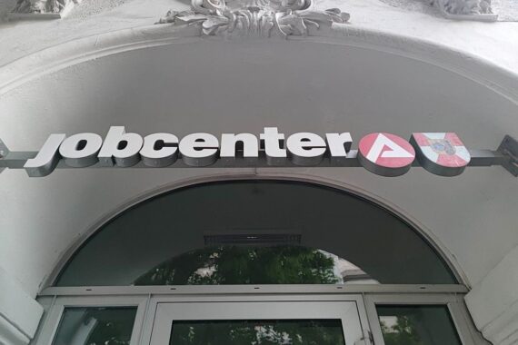 Ein Bild eines Jobcenters, das die Herausforderungen und Reformbedarfe des Sozialstaats symbolisiert.