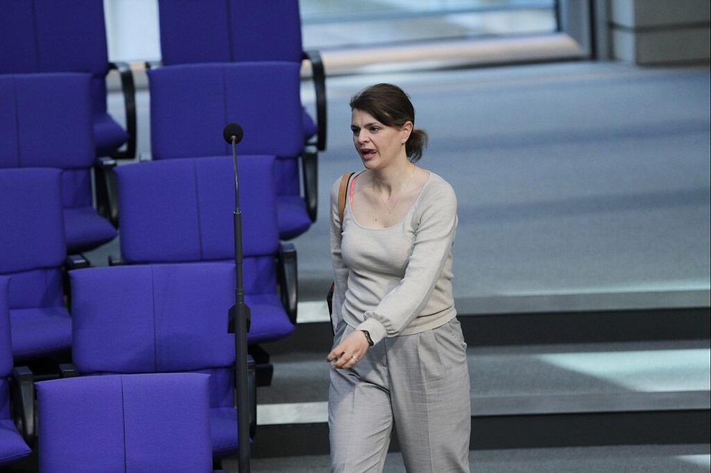 Pflegebeauftragte kündigt Modellversuche für 24-Stunden-Pflege an