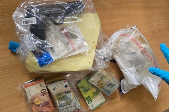 Festgenommenen, Drogen, Polizeiaktion, Bargeld, Schreckschusswaffe, Durchsuchung, Buxtehude, Ermittlungen, Razzia, Verhaftungen.