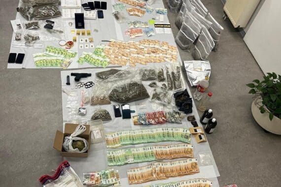 Polizei bei Razzia: Drogen, Bargeld, Waffe und Festnahmen in Köln.