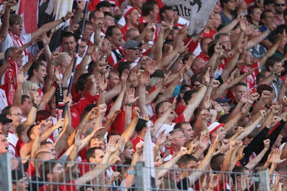 HFC-Fans im Stadionumfeld mit Polizei und Verkehrshinweisen zur Regionalliga-Eröffnung.