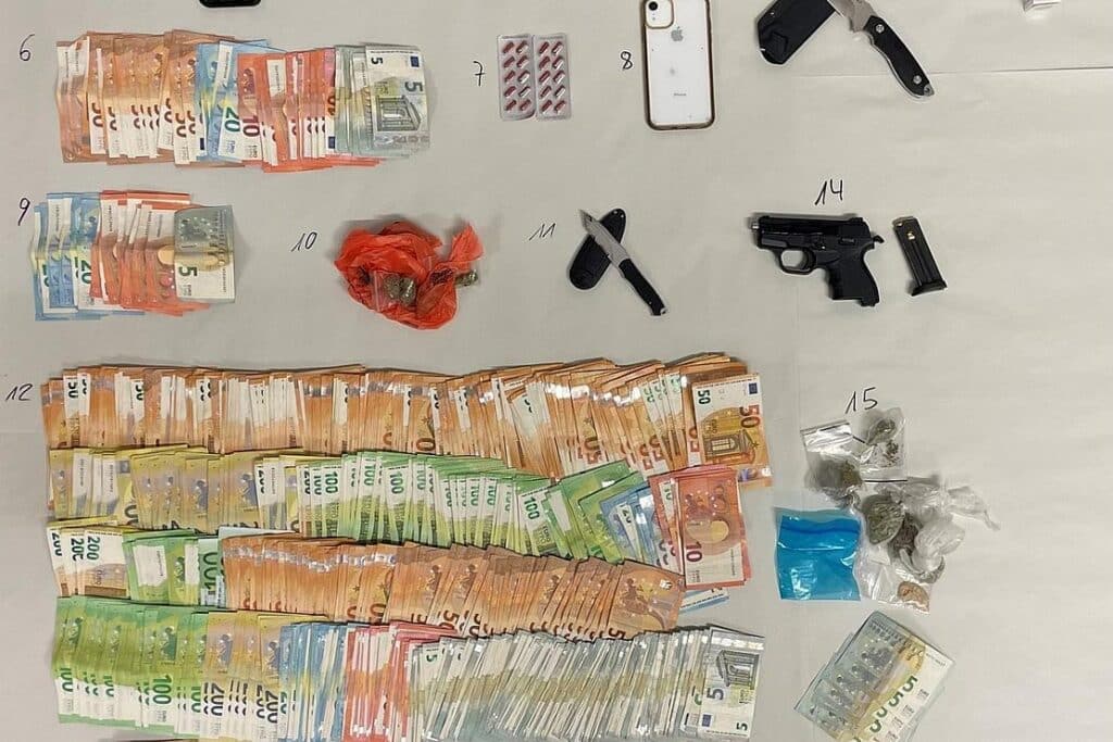 Polizei sichert Schusswaffe, Drogen und 42.000 Euro in Köln-Kalk