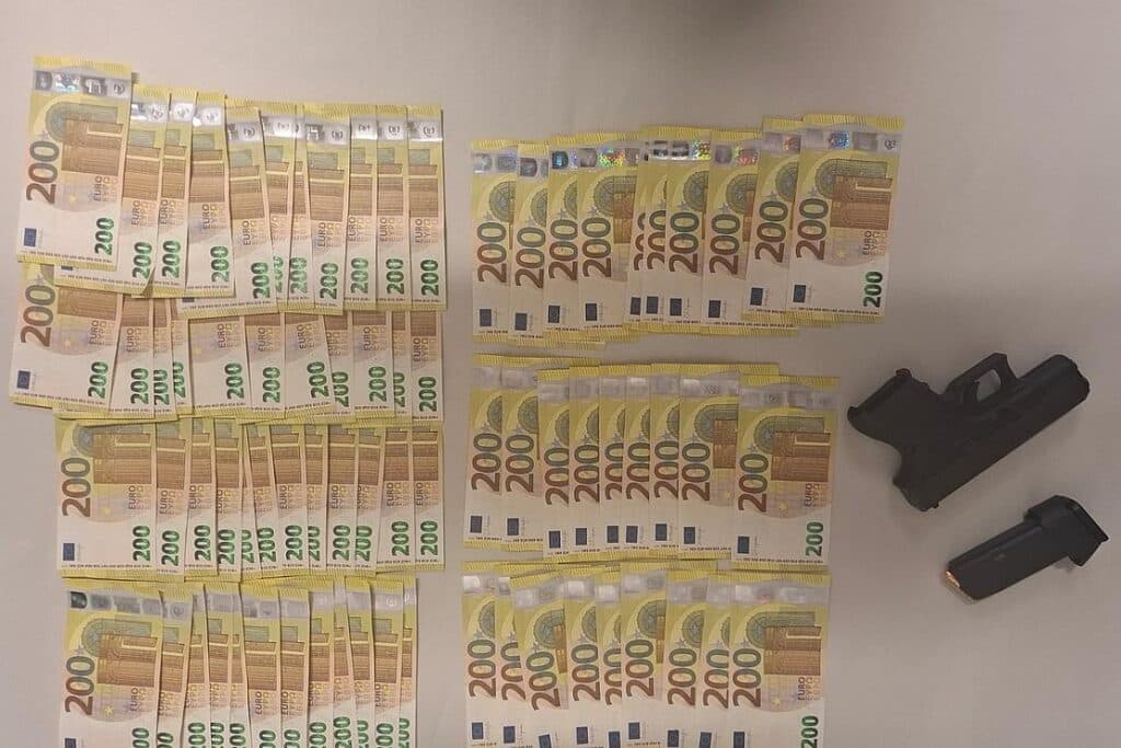 Polizei stellt in Köln-Kalk scharfe Waffe und 15.000 Euro sicher