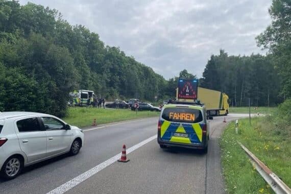 Polizei und Zoll kontrollieren Fahrzeuge an der A44, Drogenfunde und Verstöße dokumentiert.