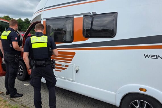 Polizei kontrolliert Verkehr auf A31: Sicherheit, Ladungssicherung und technische Mängel im Fokus.