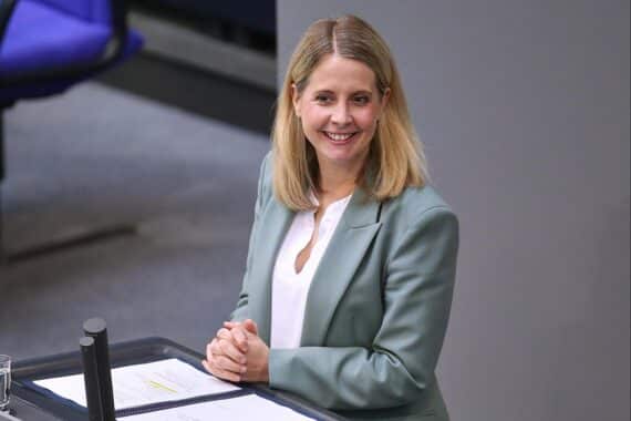 Verena Hubertz übergibt Fördermittel für Potsdams Klimaanpassungsprojekte und grüne Stadtentwicklung.