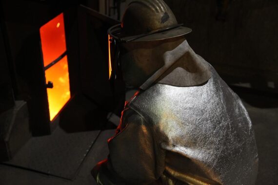 Industrielle Anlagen mit Stahlproduktion, Diagramme zu Produktionsrückgang, Energieintensive Branchen im Fokus.