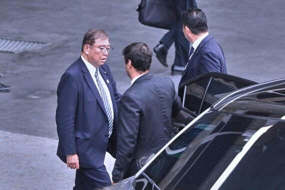 Shigeru Ishiba im Fokus, während Japanische Koalition im Oberhaus Mehrheit verliert.