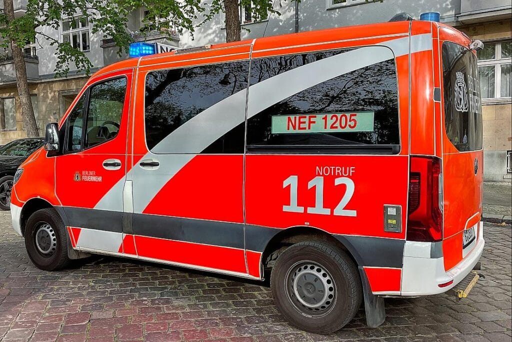 Rettungswagen und LKW kollidieren vor Losenbergtunnel in Olsberg