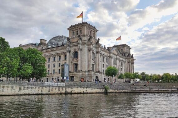 Deutscher Bundestag in Berlin, Diskussion um Richterwahl und politische Spannungen zwischen Union und SPD.