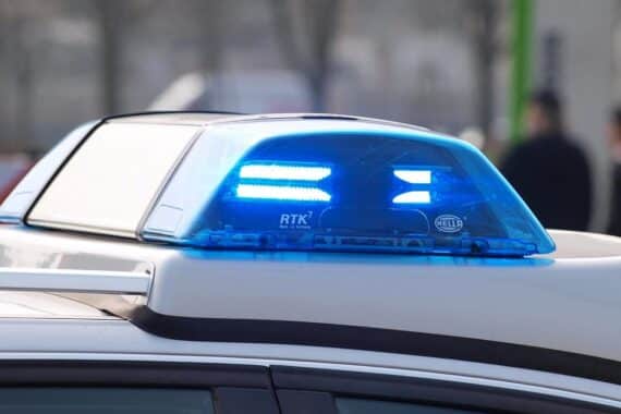 Ein Verkehrsunfall zwischen Rollerfahrerin und VW Golf auf einer Landstraße in Gumpelstadt.