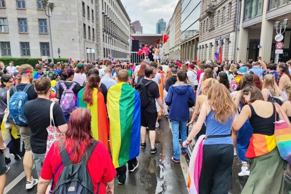Regenbogenfahne weht stolz, symbolisiert Solidarität, Vielfalt und Toleranz für die queere Community.