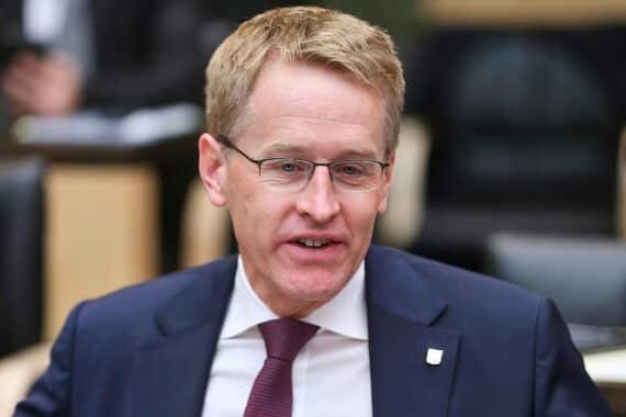 Daniel Günther bei einer Pressekonferenz, kritische Diskussion über Schleswig-Holsteins Haushaltspläne, SPD-Kritik.