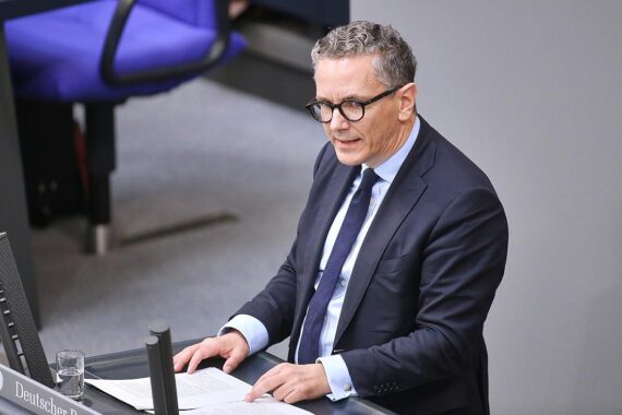 Thorsten Rudolph fordert schnelle Reform der Schuldenbremse für zusätzliche Investitionen in Deutschland.