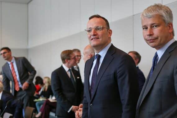 Jens Spahn diskutiert in der Unionsfraktion über die umstrittene Richterkandidatin Brosius-Gersdorf.