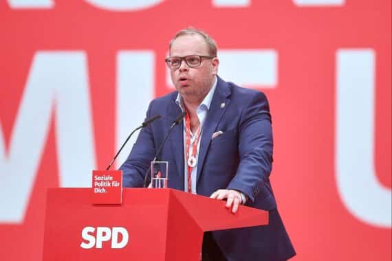 Helge Lindh diskutiert Doppelmoral der Union beim Umgang mit kirchlicher Einmischung.