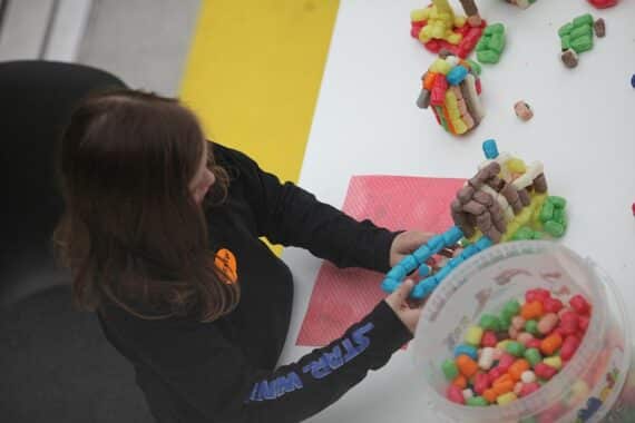 Spielendes Kind in Kita, symbolisiert Verbesserung der frühkindlichen Bildung durch neue Mittel und Fachkräfte.