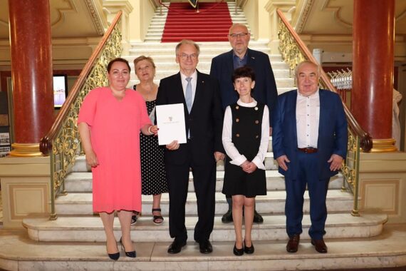 Unterzeichnung des Sicherheitsstaatsvertrags in Magdeburg mit jüdischen Vertretern und Ministerpräsident Haseloff.