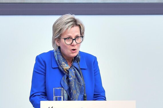 Barbara Klepsch betont Pilgerbewegung in Sachsen; Historische Routen, spirituelle und touristische Bedeutung.