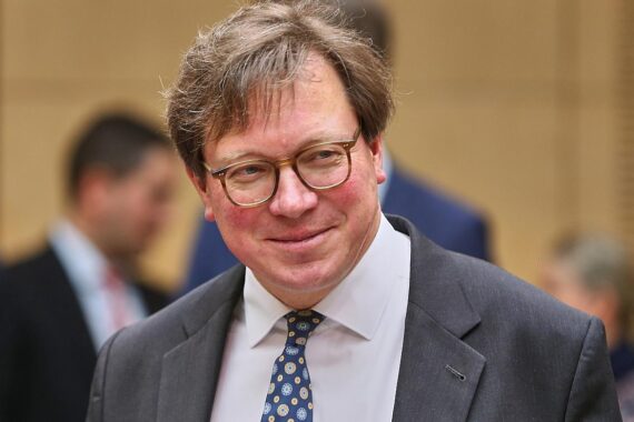 Georg-Ludwig von Breitenbuch und Petr Hladik besprechen Umweltfragen in Hrensko, Nationalparkregion.