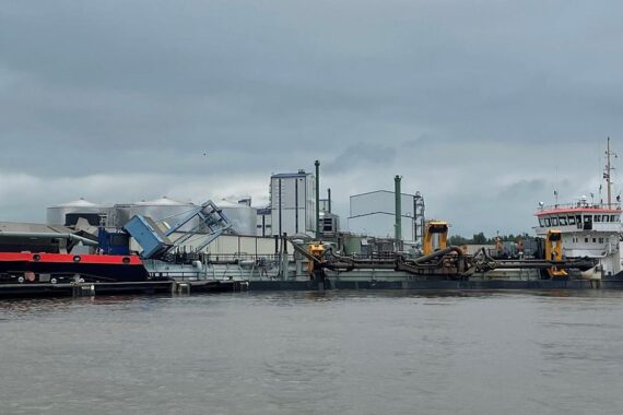 Verunfalltes Baggerschiff im Braker Hafen, beschädigte Kaianlage und umgestürzter Kran.