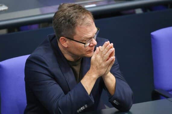 Carsten Schneider fordert Klarheit über klimapolitische Vorhaben der Regierung in Berlin.