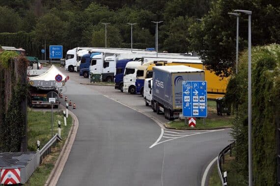 Lkw auf Rastplatz mit digitaler Anzeige zur Verfügung stehender Stellplätze für Fahrer.