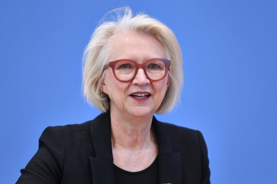 Monika Schnitzer diskutiert Unternehmensinteressen und Erwartungen im Kanzleramt mit Friedrich Merz.