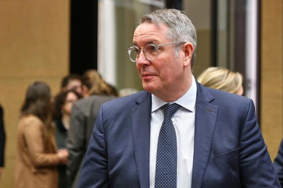 Alexander Schweitzer warnt vor hastigem Verbotsverfahren gegen die AfD und betont sorgfältige Vorbereitung.