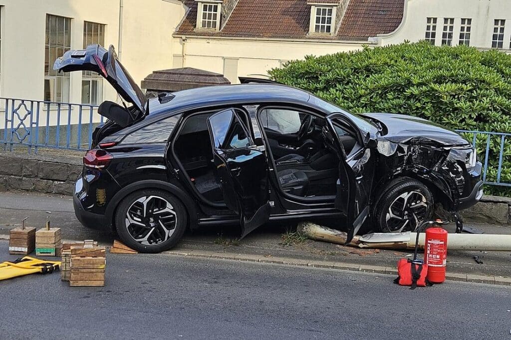 Schwerer Alleinunfall bindet Einsatzkräfte in Plettenberg