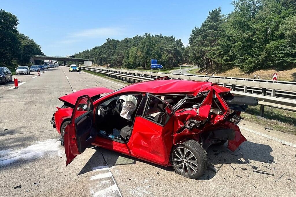 Schwerer Auffahrunfall auf A1 bei Wildeshausen mit fünf Verletzten