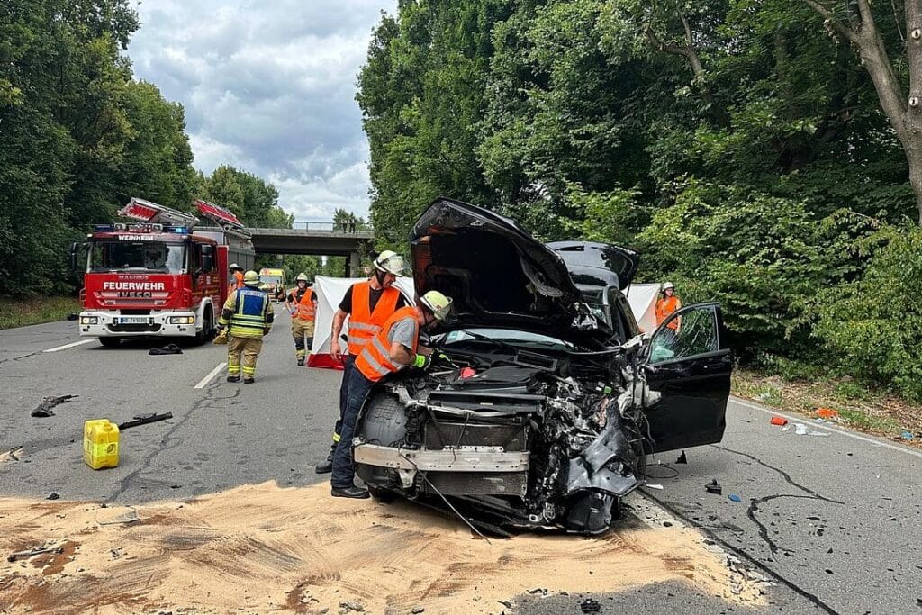 Schwerer Frontalzusammenstoß auf Weinheimer Westtangente fordert Feuerwehr und Rettungskräfte