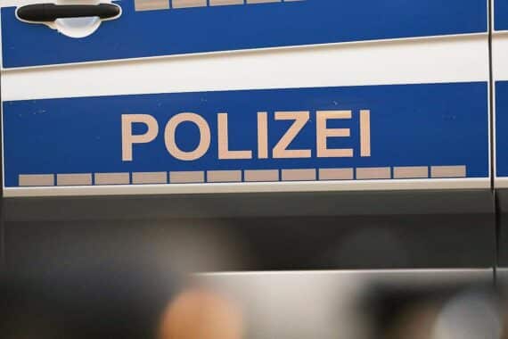 Motorradunfall auf Kreisstraße, Polizei und Rettungshubschrauber vor Ort, Zeugen gesucht.