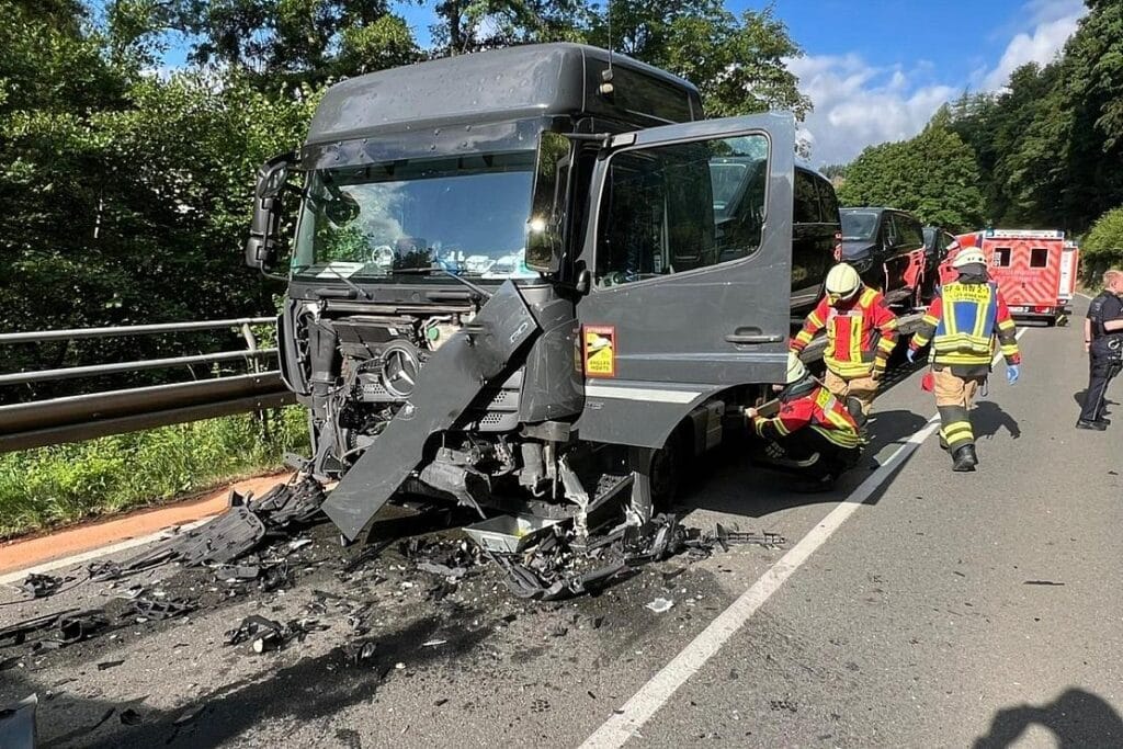 Schwerer Unfall auf B236 bei Plettenberg – Fahrer lebensgefährlich verletzt