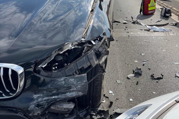 Schwerer Verkehrsunfall auf Rheinbrücke: BMW kollidiert mit Peugeot, mehrere Verletzte.