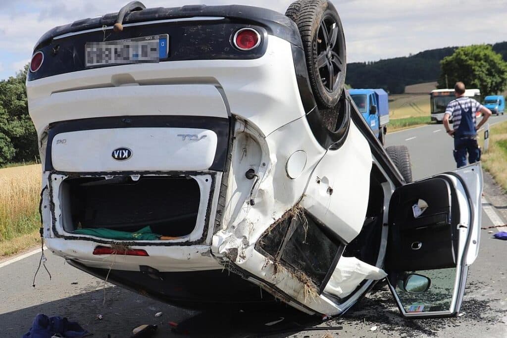 Schwerer Unfall bei Brakel – Fahrer landet mit Auto auf dem Dach
