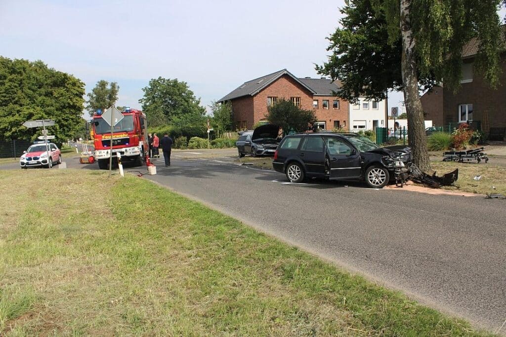 Schwerer Unfall in Titz nach Vorfahrtsmissachtung – Unfallgegner ohne Führerschein