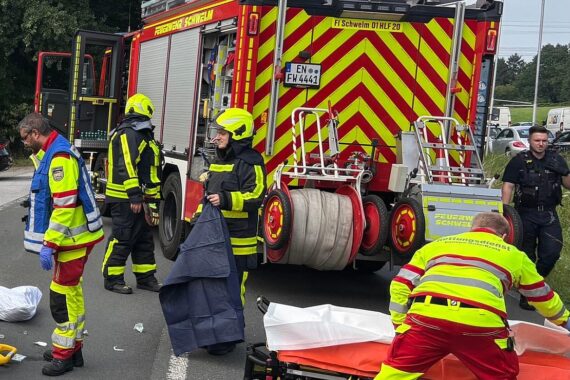 Unfall zwischen Pkw und Motorroller auf Hattinger Straße, Feuerwehr und Rettungsdienst im Einsatz.
