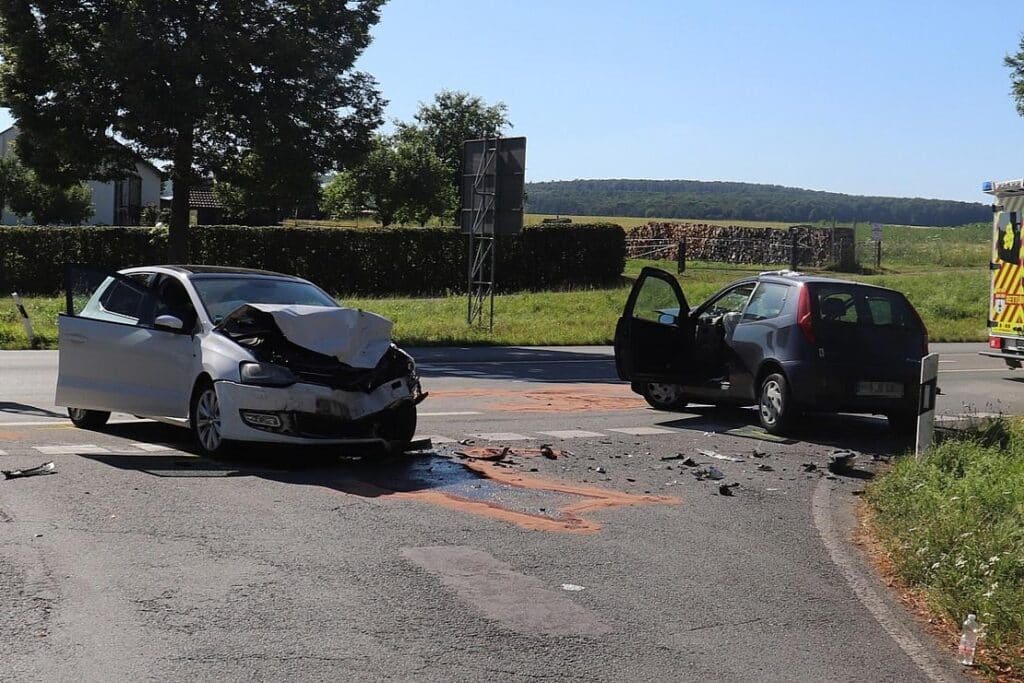 Schwerer Verkehrsunfall bei Brakel – Zwei Personen verletzt