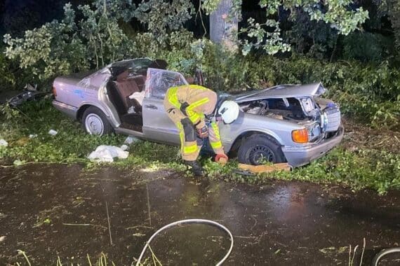 Unfallfahrzeug nach schwerem Verkehrsunfall, Feuerwehr im Einsatz zur Befreiung des Fahrers.