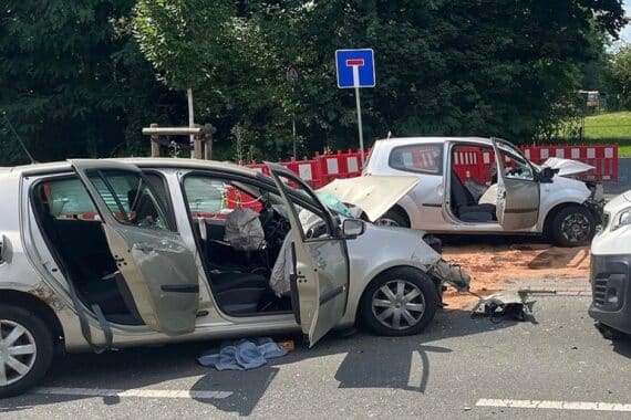 Schwerer Verkehrsunfall mit drei Fahrzeugen, zwei Personen schwer verletzt, Polizei und Rettungsdienste aktiv.