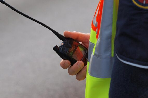 Schwere Verkehrsunfall-Szene mit beschädigten Fahrzeugen, Polizei und Rettungsdiensten vor Ort.