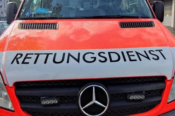 Motorradunfall mit Radfahrerin: Rettungsdienst vor Ort, verletzte Personen und Unfallstelle sichtbar.