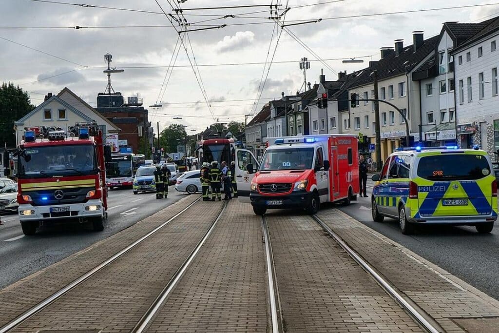 Schwerer Verkehrsunfall zwischen Straßenbahn und Auto in Dortmund-Wambel